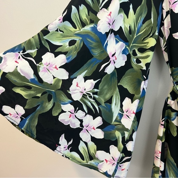 Show Me Your Mumu Floral Bell Sleeve Wrap Front Tropical Romper Size Small - Picture 7 of 14